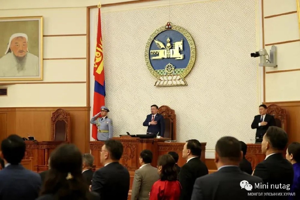 蒙古大呼拉尔通过关于嘎顺苏海图-甘其毛都跨境铁路建设措施决议